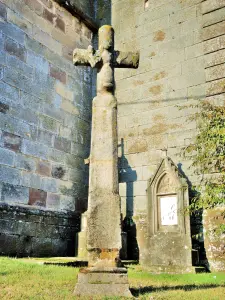 Ruaux - Croix ancienne, près de l'église (© J.E)