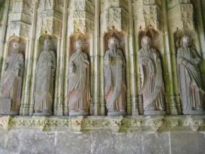 Entrada a la Iglesia de San Juan Bautista o la Catedral Argoat