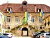 Façade de l'ancienne salle de justice de paix - Cour de la mairie (© Jean Espirat)