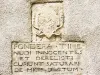 Cartouche au-dessus de la porte de l'hospice du saint Esprit (© Jean Espirat)
