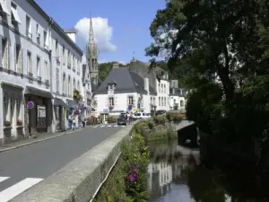 Rue du port, bridge and church of Pont-Aven