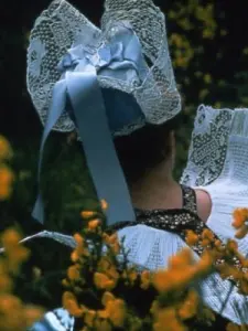 Headdress and collar of the costume of Pont-Aven