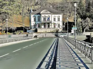 Il grande ponte sul Doubs e il municipio (© Jean Espirat)