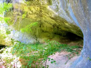 Grotta grande inferiore, lato sud della strada (© JE)