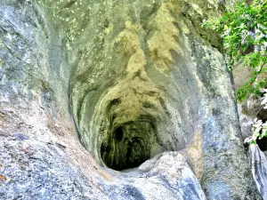 Grotta superiore, sospesa, tra le due grandi grotte superiori (© JE)
