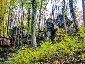 Rocks in the Bois de la Côte in Vermondans (© JE)