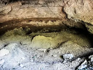 Interior of the cave of Pont-les-Moulins (© JE)