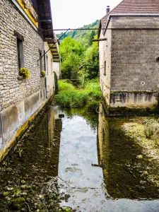 La Glaie Noire stream, crossing the village (© JE)