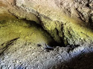 Rechts unten in der Höhle Pont-les-Moulins (© JE)