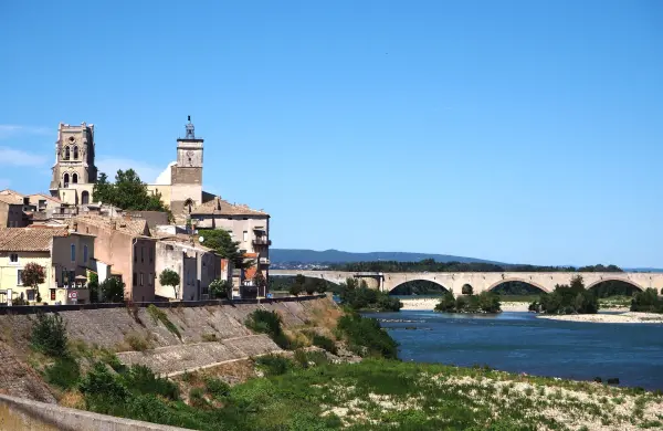 Pont-Saint-Esprit - Guide tourisme, vacances & week-end dans le Gard