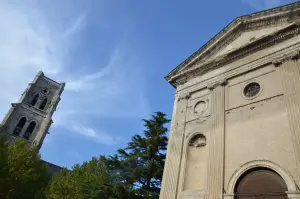 La place Saint-Pierre avec l'église et le prieuré