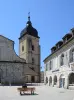 Place Sainte-Bénigne et clocher de l'église (© J.E)