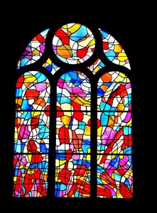 Manessier stained glass in the chapel of Our Lady of the Hermits (© J.E)