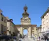 Porte Saint-Pierre, in het licht van de stad (© J. E)