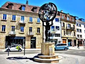 Sculpture sur une place de la ville (© J.E)