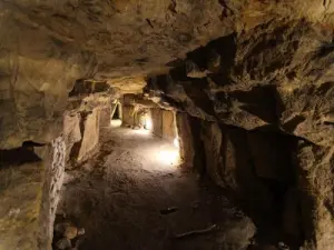 Kleine Galerie des Cave of Sparrows - Pontoise