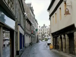 Rue Saint-Yves, que liga as duas praças triangulares