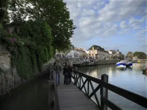 Stroll along the old port