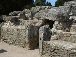 Cairn des Mousseaux (sixth or fifth millennium BC. AD)