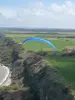 Paragliding im Flug über die Klippen