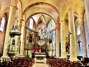 Nave of the Saint-Etienne church (© Jean Espirat)