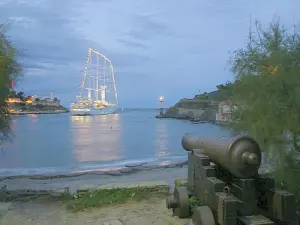 Départ du port d'un bateau de croisière