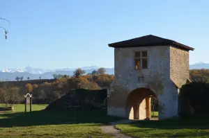 Porterie mit im Hintergrund die Kette der Pyrenäen