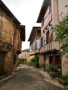 村の通りと木骨造りの家
