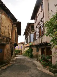 Rue du village et maisons à colombages