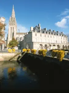 Das Bretonische Departementsmuseum am Ufer des Odet