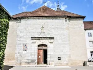 Façade et porche de l'église Saint-Martin (© J.E)