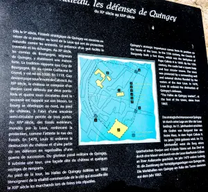 Informations sur le château et les défenses de Quingey (© J.E)