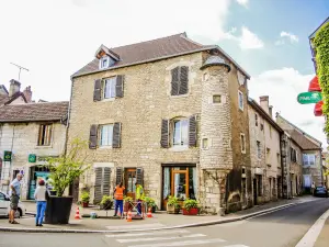 Maison avec tourelle d'angle (© J.E)