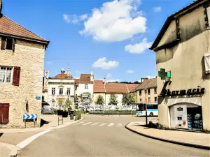 Place de la mairie, vue du pont sur la Loue (© J.E)