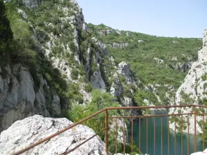 Sentier des basses gorges du Verdon conduisant à la chapelle Sainte-Maxime