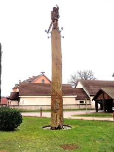 Sculptuur van de houthakker, voor het stadhuis (© Jean Espirat)