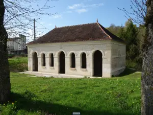 Ce beau lavoir de la rue du Port, magnifiquement restauré par l'association Ravières Patrimoine