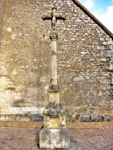 Croce, vicino alla chiesa (© Jean Espirat)