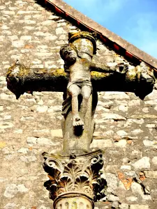 Cristo pinguino, sulla croce della chiesa (© Jean Espirat)