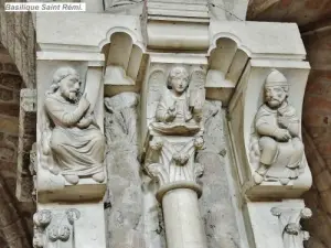 Sculptures sur le tombeau de Saint Remi (© Jean Espirat)