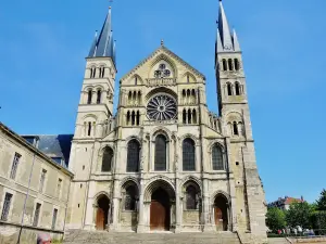 Fassade der Basilika Saint-Rémi (© JE)