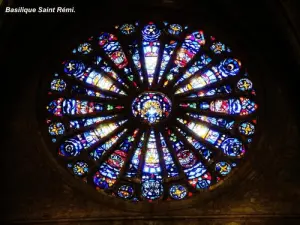Saint-Remi - Rosace du transept Nord (© Jean Espirat)