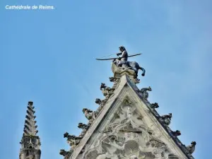 Archer au fronton du transept Sud de la cathédrale (© J.E)