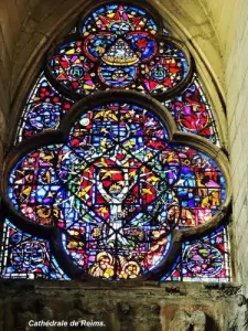 大聖堂のステンドグラスの窓 - ©Jean Espirat