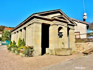 Brunnen-Waschhaus am Fuße des Dorfes (© Jean Espirat)