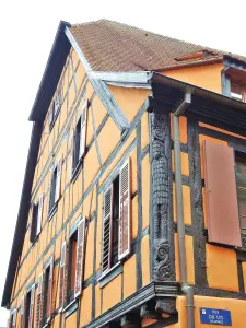 Carved corner post (© Jean Espirat)