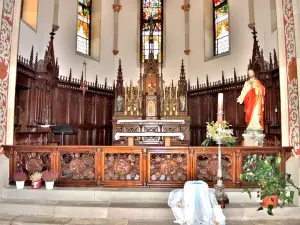 Hoogaltaar en altaarstuk van de kerk (© JE)