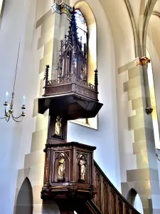 Preekstoel van de kerk (© JE)