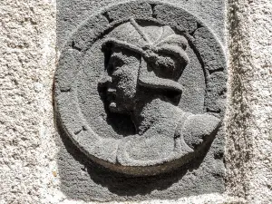 Medallion on a wall (© J.E)