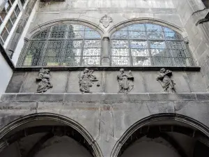 Medallions of cardinal virtues - Hôtel Guymoneau (© J.E)